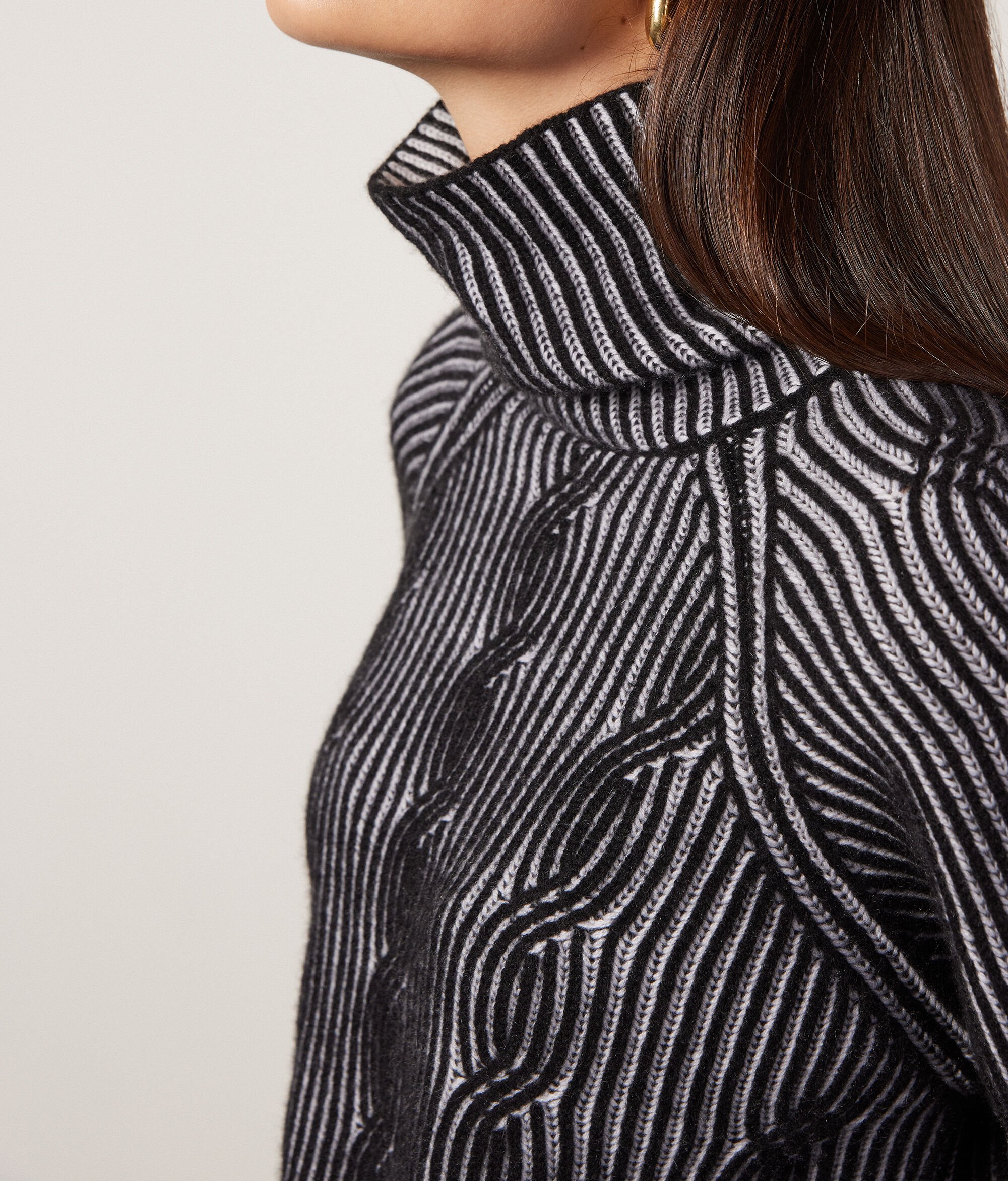 Jersey de cuello alto en Cashmere Ultrasoft con ochos bicolor