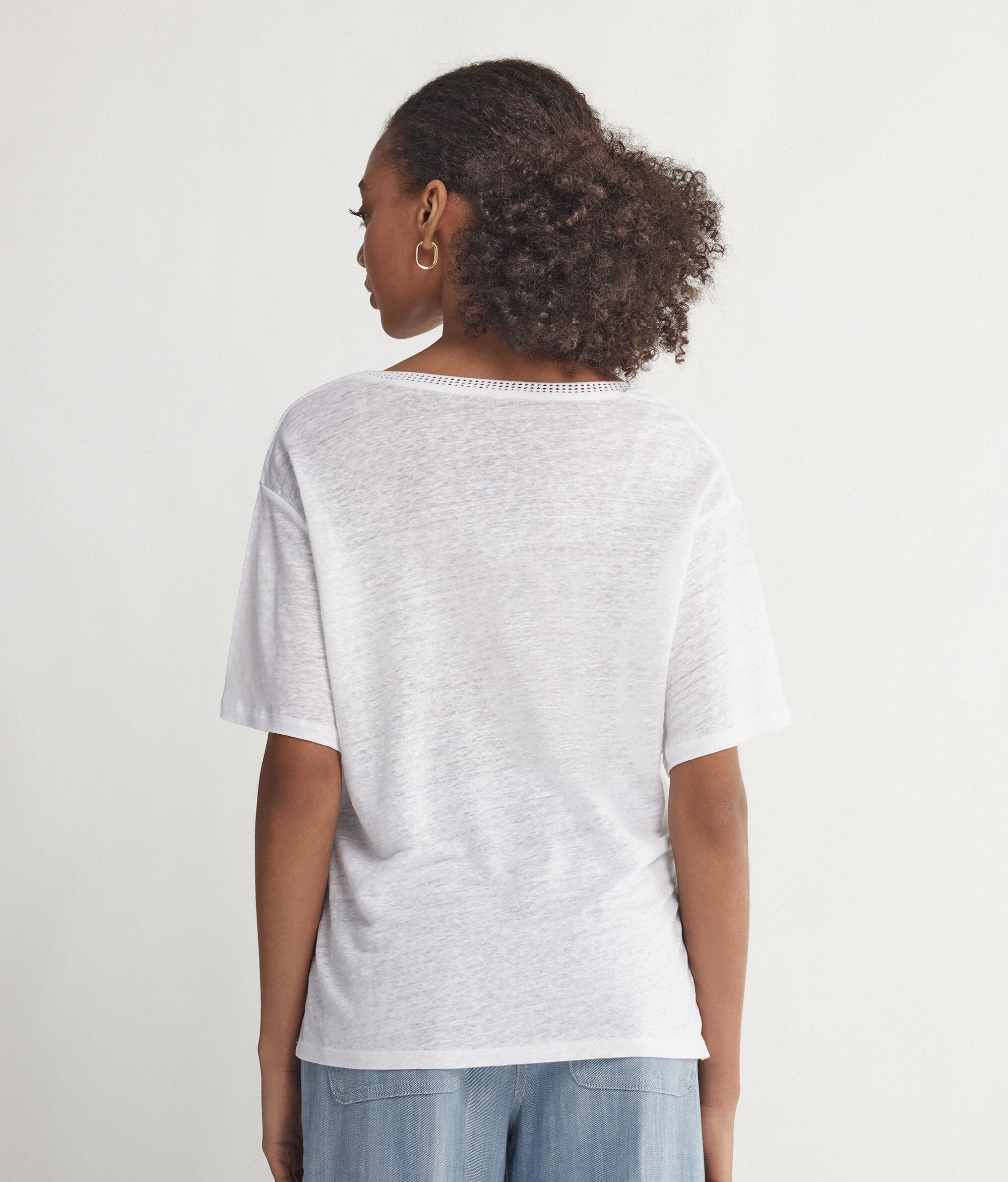 Camiseta con cuello de pico de lino con bordes de redecilla