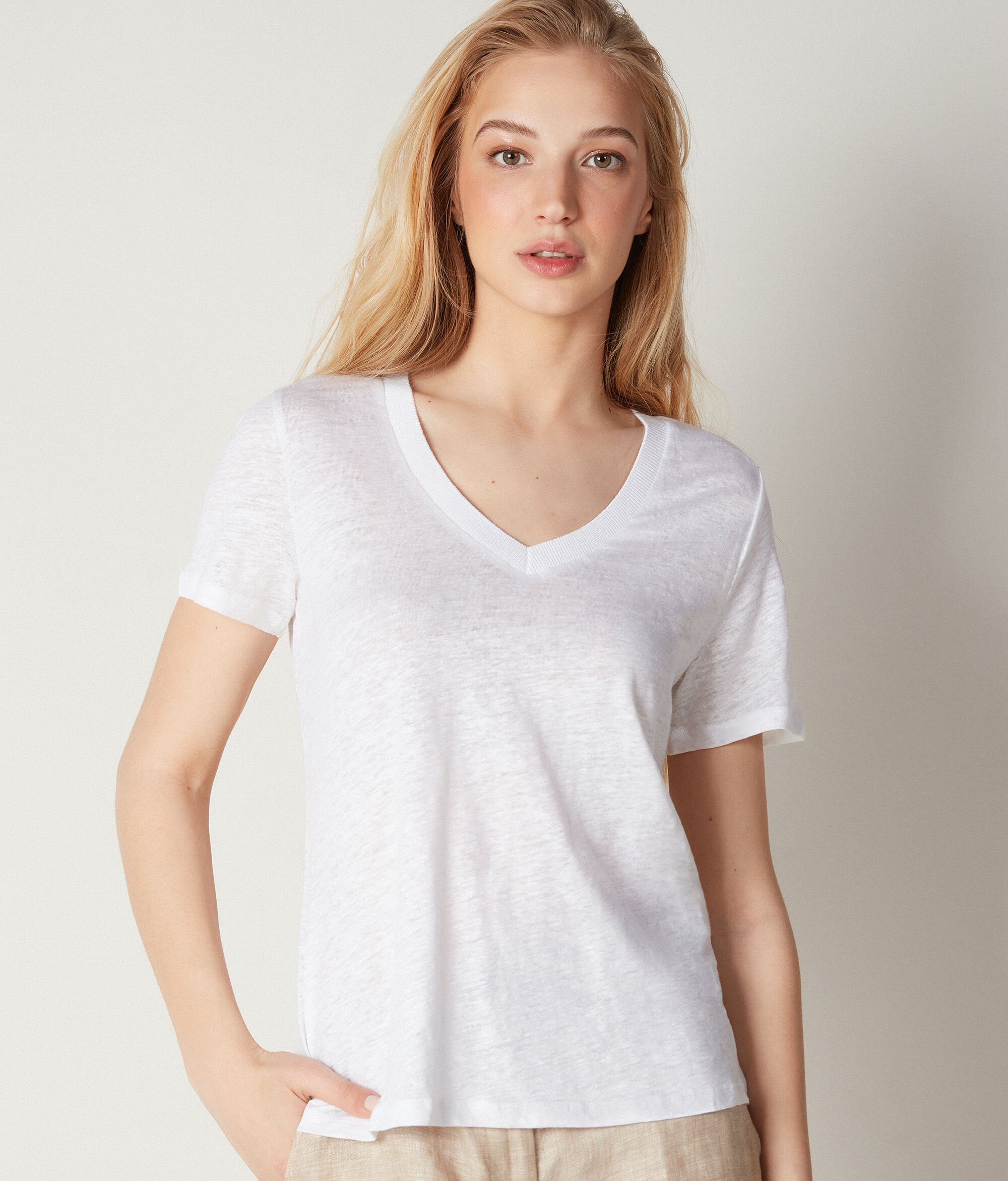 V-Neck Linen T-shirt with Knitted Trim