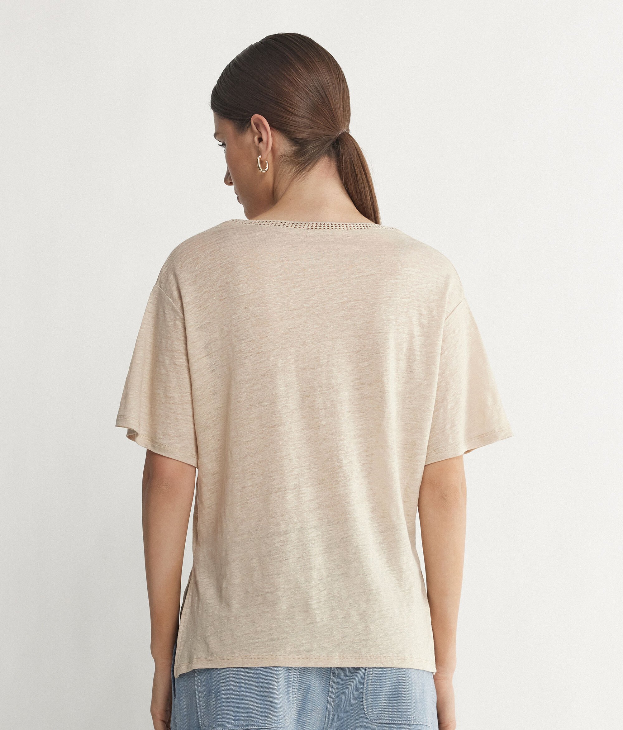 Lniany t-shirt z dekoltem w szpic z siateczkową lamówką