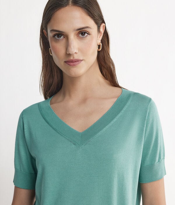 Κοντομάνικη Μπλούζα με Λαιμόκοψη V από Silk Cotton