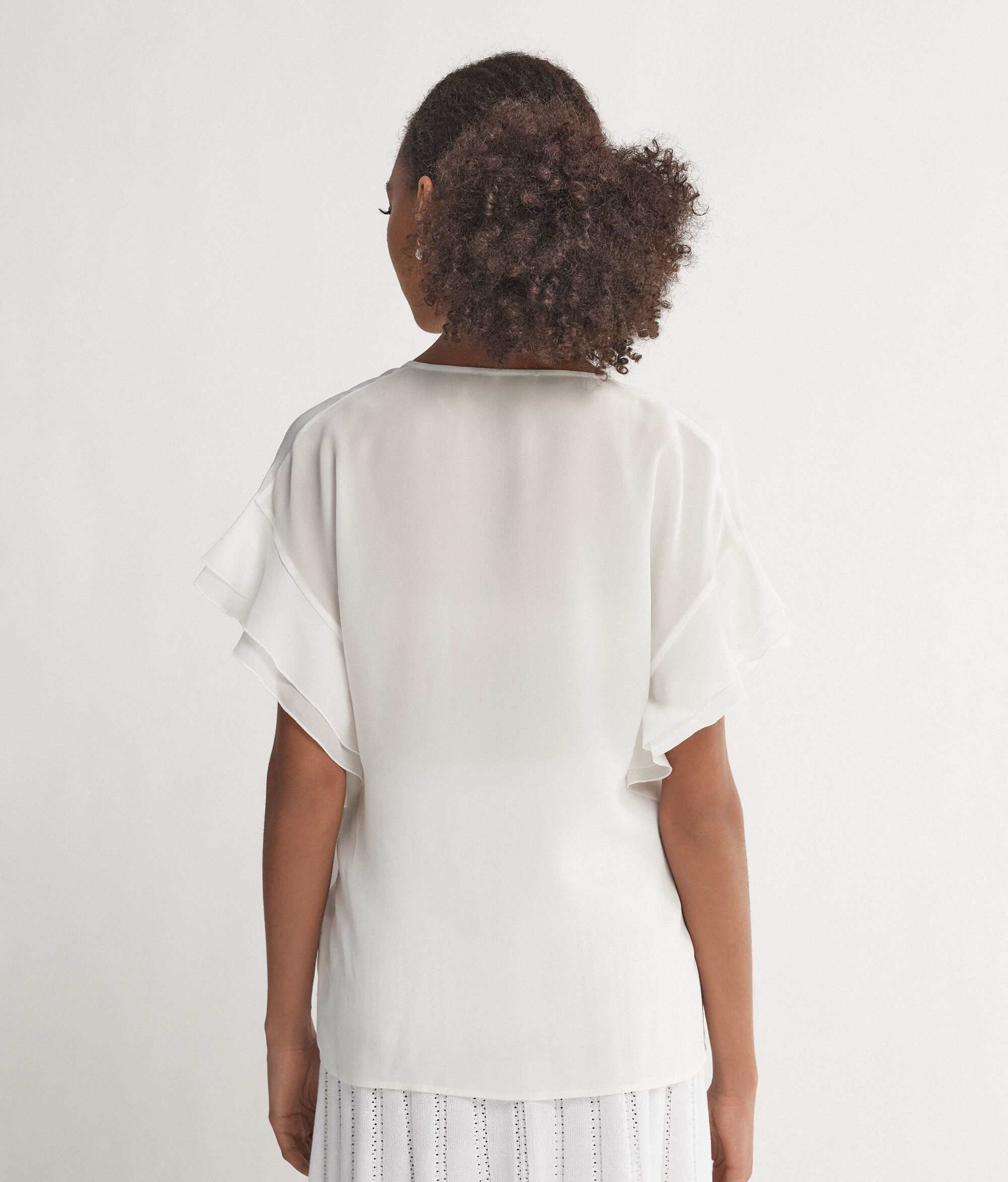 Шёлковая рубашка с V-образным вырезом горловины, коротким рукавом и рюшами