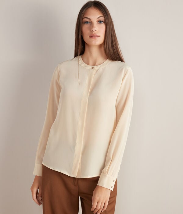 Шелковая блузка с круглым вырезом