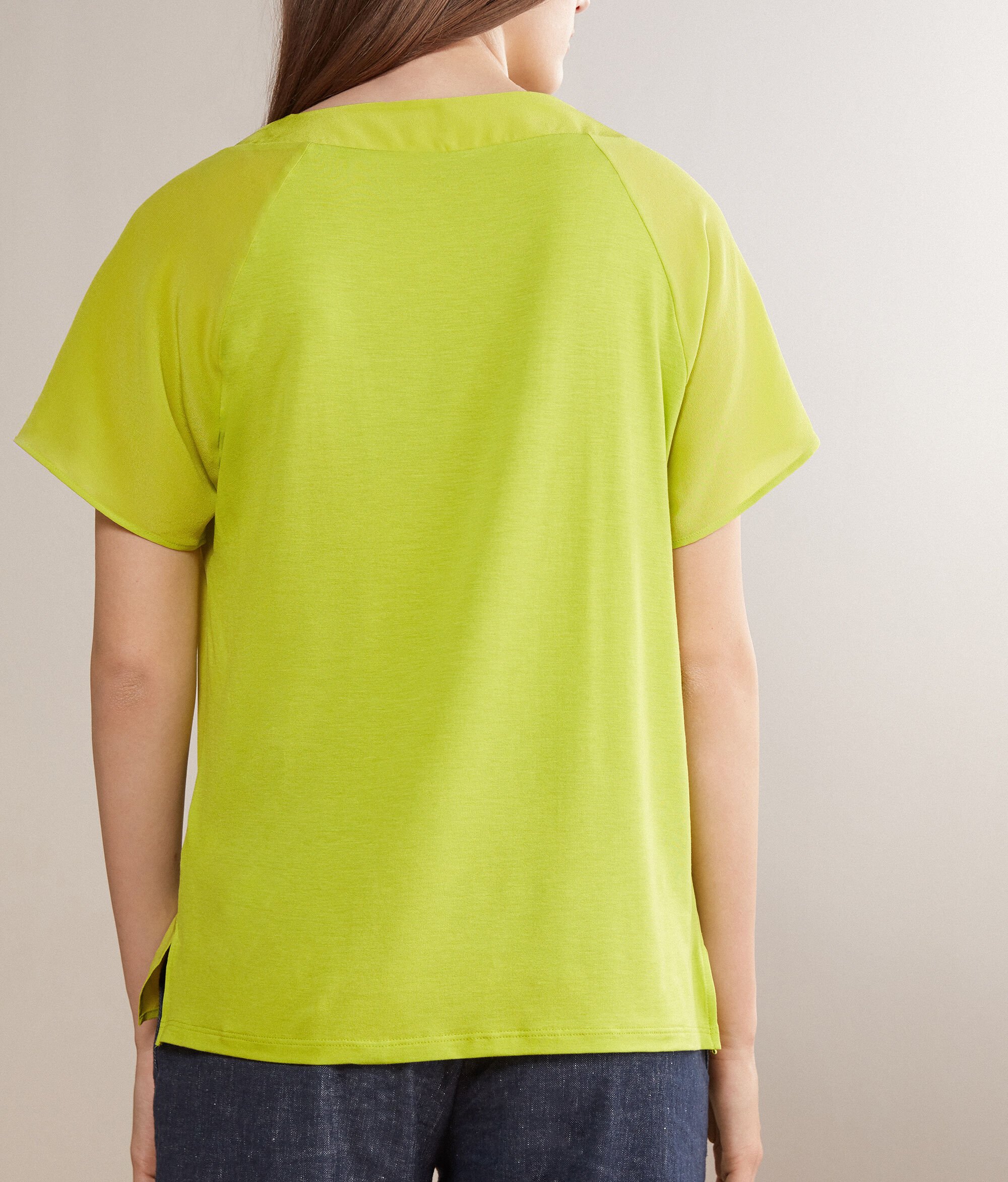 T-Shirt aus Seide und Modal mit V-Ausschnitt